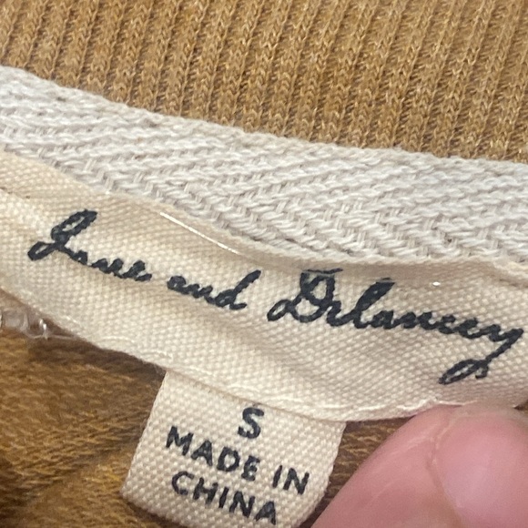 Jane And Delancey tan shirt sleeve crew neck daisies print blouse - Picture 7 of 7